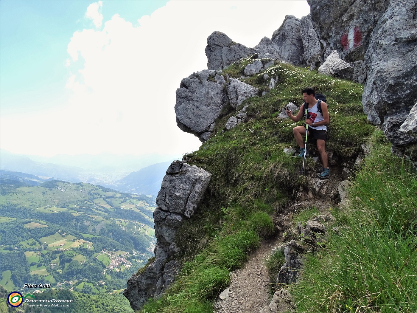 33 In cresta a tratti un po' esposta, fiorita di Camedrio alpino, saliscendi  tra massi e spuntoni rocciosi.JPG